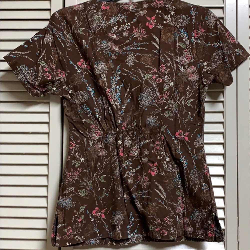 Cherokee brown floral scoop neck XS scrub top - Picture 3 of 3